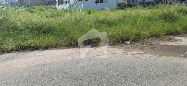 10 MARLA PLOT FOR SALE WITH STUNNING LOCATION IN BLOCK -C