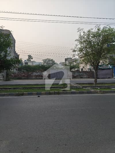کالج روڈ لاہور میں 4 کنال کمرشل پلاٹ 24.0 کروڑ میں برائے فروخت۔