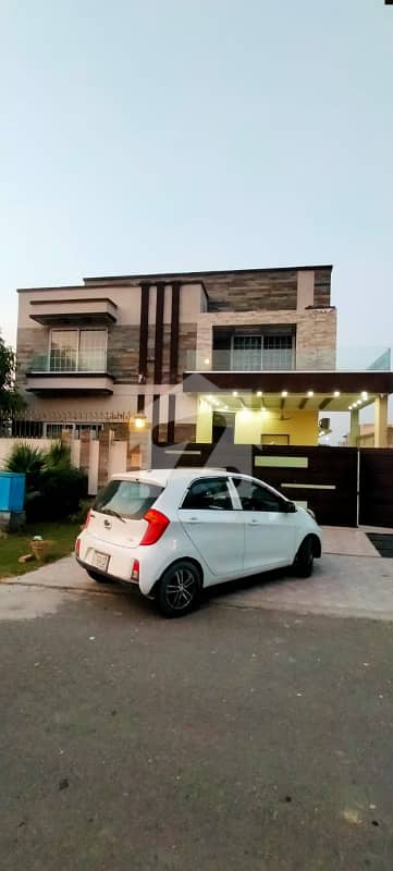 1 KANAL ELEGANT AND LIKE BRAND NEW BUNGALOW WITH BASEMENT, UPS, INTERNET, SERVANT QUARTERS & DOUBLE LOUNGE IS AVAILABLE IN THE BEST BLOCK OF DHA LAHORE.