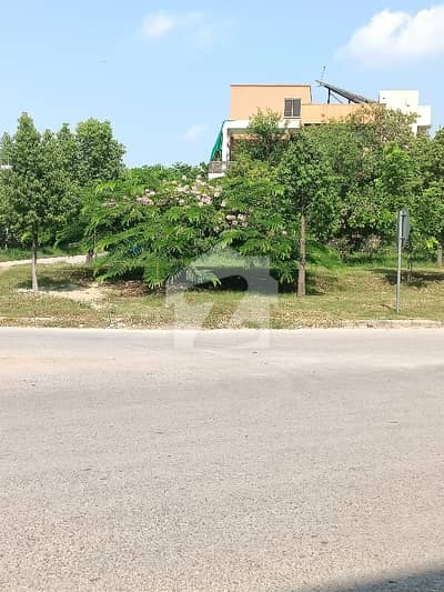 Beautiful plot for sale to build dream house on wide street