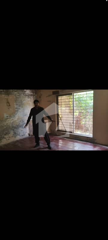 10 MARLA ELEGANT AND FULLY MAINTAINED SUPER HOT LOCATED BUNGALOW IS AVAILABLE IN THE BEST BLOCK OF DHA LAHORE.