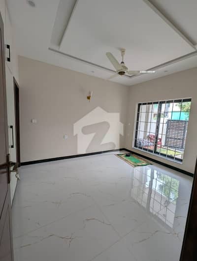 ڈی ۔ 12 اسلام آباد میں 3 کمروں کا 4 مرلہ مکان 5.5 کروڑ میں برائے فروخت۔