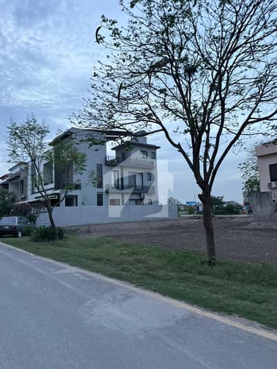 10 MARLA PRIME LOCATION PLOT NEAR TO 2ND ENTRANC