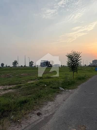 1 KANAL CORNER PLOT DIRECT APPROACH NEAR PARK MASJID VERY LOW PRICE