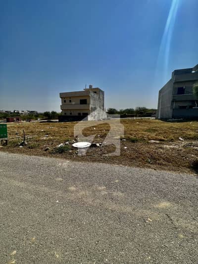 FOR SALE FAISAL MARGALLA CITY    Plot No. 1580  Size: 30 60  60 Feet Road Back   Very Attractive Location  Near Mosque  Near Market  Near School  گھر بنانے والوں کے لیے نہایت شاندار موقع۔ بہترین لوکیشن، مناسب سائز اور روزمرہ کی ضروری سہولیات