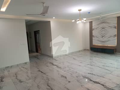 12 Marla 4 Bedrooms Flat For Sale.