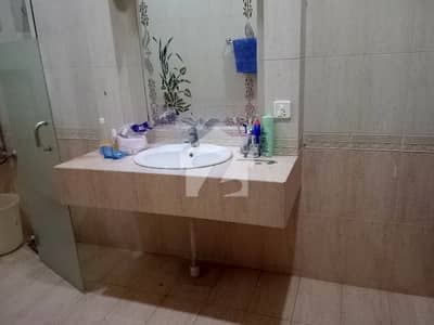 700 YARD BANGLOW PORTION RENT PHASE 6 WAST OPEN PRIME LOCATION FURNISH AND UNFURNISH
