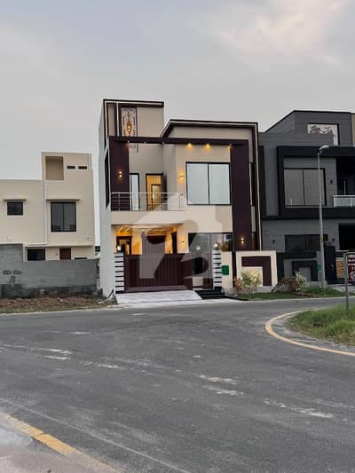 Bahriya Nasheman 5 Marla Slightly Use House Available For Sale Prime Location Near Tooo Park And Masjid Top notch location . .