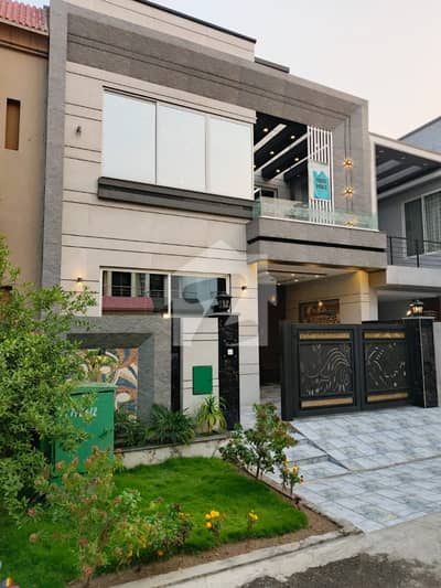 بحریہ ٹاؤن سیکٹرڈی بحریہ ٹاؤن,لاہور میں 3 کمروں کا 5 مرلہ مکان 2.8 کروڑ میں برائے فروخت۔