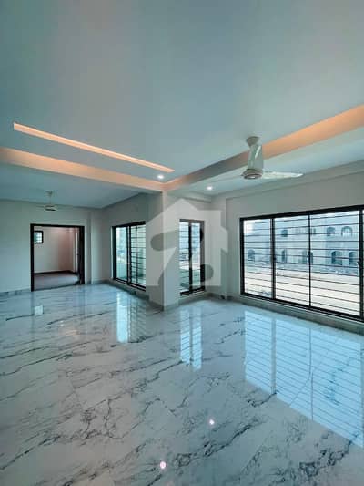 عسکری 10 - سیکٹر ایس عسکری 10,عسکری,لاہور میں 4 کمروں کا 12 مرلہ فلیٹ 4.45 کروڑ میں برائے فروخت۔