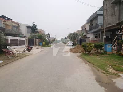 ایڈن سٹی - بلاک بی ایڈن سٹی,ایڈن,لاہور میں 1 کنال رہائشی پلاٹ 2.95 کروڑ میں برائے فروخت۔
