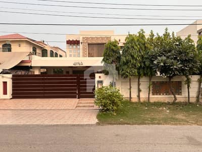 کیولری گراؤنڈ لاہور میں 7 کمروں کا 1 کنال مکان 8.2 کروڑ میں برائے فروخت۔