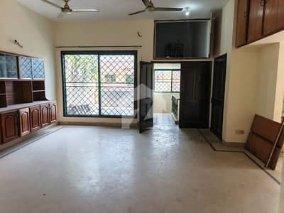 ایڈن ایوینیو ایڈن,لاہور میں 3 کمروں کا 10 مرلہ بالائی پورشن 1.35 لاکھ میں کرایہ پر دستیاب ہے۔