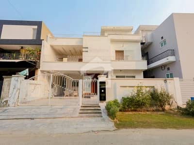 اقبال ایونیو فیز 3 اقبال ایوینیو,لاہور میں 5 کمروں کا 14 مرلہ مکان 3.75 کروڑ میں برائے فروخت۔