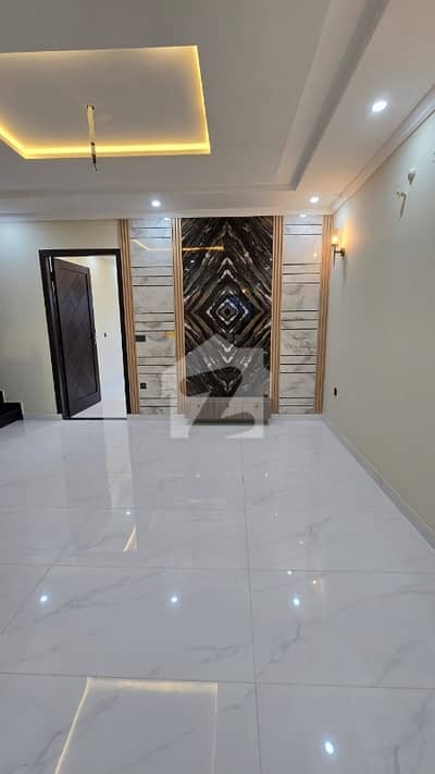 Park Facing M6 Block 5 Marla House For Rent Available