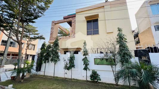 اے ڈبلیو ٹی فیز 2 ۔ بلاک ایف اے ڈبلیو ٹی فیز 2,اے ڈبلیو ٹی آرمی ویلفیئر ٹرسٹ,رائیونڈ روڈ,لاہور میں 5 کمروں کا 10 مرلہ مکان 2.8 کروڑ میں برائے فروخت۔