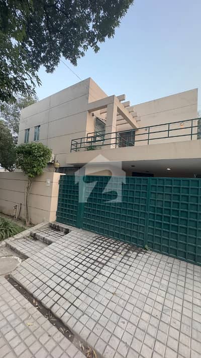 ڈی ایچ اے فیز 2 - بلاک ایس ڈی ایچ اے فیز 2,ڈی ایچ اے ڈیفینس,لاہور میں 4 کمروں کا 12 مرلہ مکان 6.0 کروڑ میں برائے فروخت۔