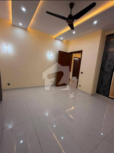 1 BeD NOn Furnished Apartment Availble FoR Rent