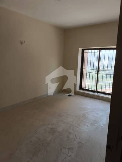 2 Bed Drawing Lounge Ideally Located