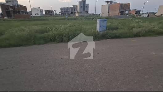 ڈی ایچ اے فیز 8 - بلاک زیڈ 4 ڈی ایچ اے فیز 8,ڈی ایچ اے ڈیفینس,لاہور میں 5 مرلہ رہائشی پلاٹ 98.0 لاکھ میں برائے فروخت۔
