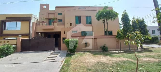 26 Marla Corner 80'Road VIP Bungalow Near To Park Urgent For Sale