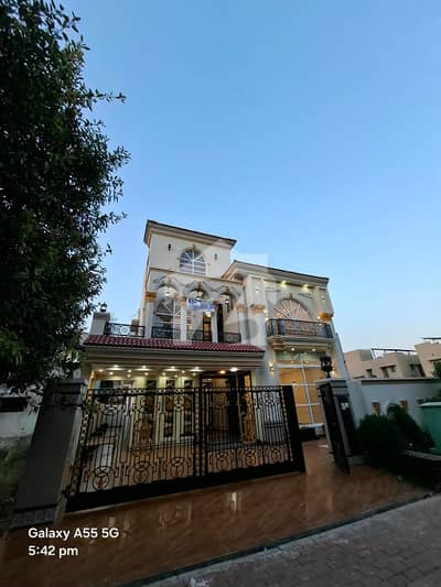 بحریہ ٹاؤن سیکٹر ای بحریہ ٹاؤن,لاہور میں 5 کمروں کا 10 مرلہ مکان 3.9 کروڑ میں برائے فروخت۔