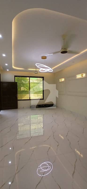 10 MARLA BEAUTIFUL SINGLE STORY HOUSE FOR SALE