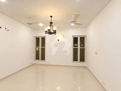 500 Yards Lower Portion For Rent Only For Multinationals and Bankers