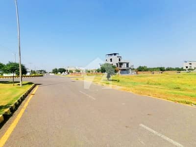 باغِ ارم ہاؤسنگ سوسائٹی لاہور میں 1 کنال رہائشی پلاٹ 2.5 کروڑ میں برائے فروخت۔
