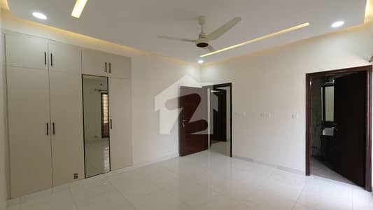 Investors Should sale This Flat Located Ideally In DHA Defence