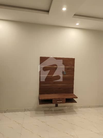 Prime Location Peshawar Road 380 Square Feet Flat Up For sale