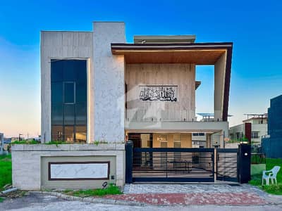 بحریہ ٹاؤن فیز 8 ۔ بلاک ڈی بحریہ ٹاؤن فیز 8,بحریہ ٹاؤن راولپنڈی,راولپنڈی میں 5 کمروں کا 14 مرلہ مکان 5.0 کروڑ میں برائے فروخت۔