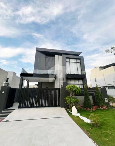 10 MARLA HOUSE WITH GASS METER INSTALLED OR ON PRIME LOCATION AVAILABLE FOR SALE IN BAHRIA TOWN