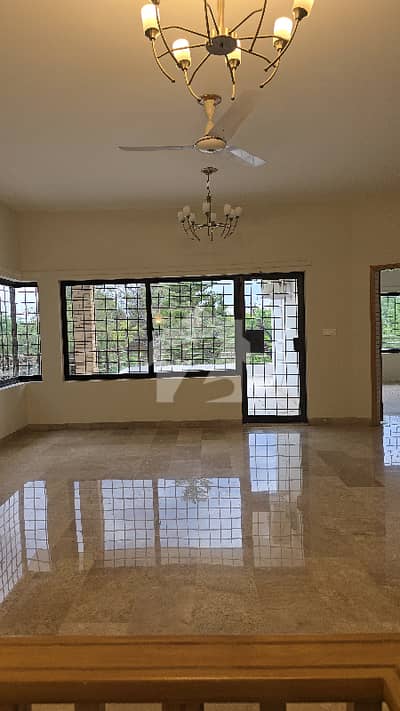 500 SQ YDS OLD HOUSE AVAILABLE FOR SALE IN THE HEART OF ISLAMABAD SECTOR F-7