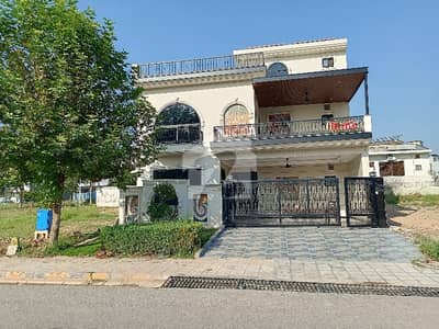 گلبرگ ریزیڈنشیا گلبرگ,اسلام آباد میں 6 کمروں کا 10 مرلہ مکان 7.5 کروڑ میں برائے فروخت۔
