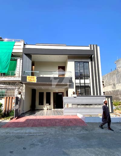 جناح گارڈنز ایف ای سی ایچ ایس,اسلام آباد میں 5 کمروں کا 8 مرلہ مکان 3.95 کروڑ میں برائے فروخت۔