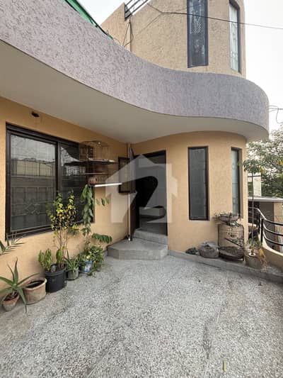 Beautiful upper portion available for rent in gulberg 3 near MM Alam Road and Ghalib Market.  Read Description!!