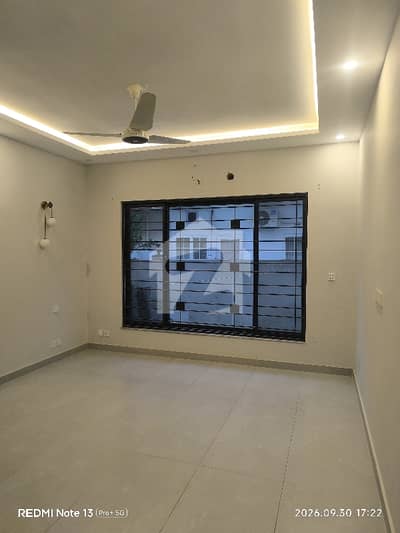 3 Bedrooms & 3 Bathrooms DD TV Lounge Kitchen