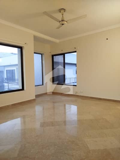 1 Kanal Beautiful Upper Portion With Servant Quarter And Separate Gate
