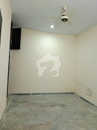 ایچ ۔ 13 اسلام آباد میں 9 کمروں کا 8 مرلہ مکان 2.5 کروڑ میں برائے فروخت۔