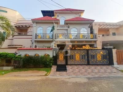 Prime Location In Wapda Town Phase 1 - Block J2 10 Marla House For sale