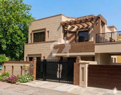 10 Marla Beautiful House for Rent in Prime Location Near Park Bahria Town Lahore