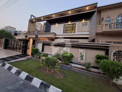 لیک سٹی رائیونڈ روڈ,لاہور میں 5 کمروں کا 1 کنال مکان 8.5 کروڑ میں برائے فروخت۔