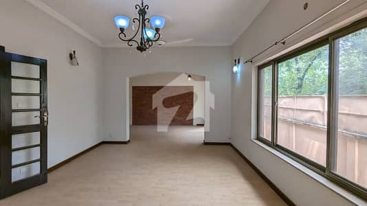 FOR RENT Renovated 7-Bedrooms Triple Storey House F_7/2 FOR RENT Renovated 7-Bedrooms Triple Storey House F_7/2