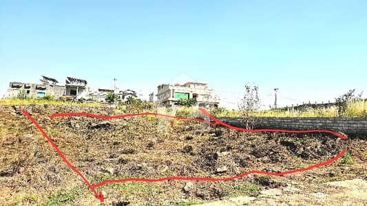 1 Kanal. plot for sale uper banigala near to comercial. ideal location,