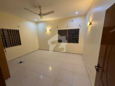 ڈی ایچ اے فیز 8 ڈی ایچ اے ڈیفینس,کراچی میں 6 کمروں کا 1 کنال مکان 6.25 لاکھ میں کرایہ پر دستیاب ہے۔