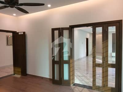 BRAND NEW 4 BED APPARTMENT AVAILABLE FOR RENT IN ASKARI 10