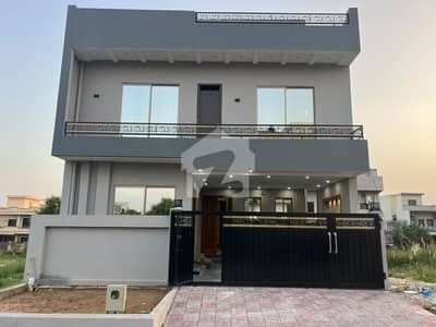 جناح گارڈنز فیز 1 جناح گارڈنز,ایف ای سی ایچ ایس,اسلام آباد میں 4 کمروں کا 7 مرلہ مکان 3.25 کروڑ میں برائے فروخت۔