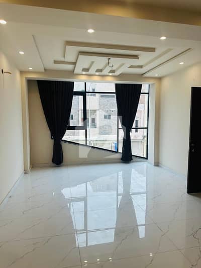 چک 208 روڈ فیصل آباد میں 2 مرلہ Studio عمارت 6.0 کروڑ میں برائے فروخت۔