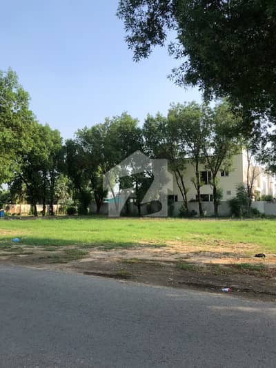 2-KANAL HOT LOCATION PLOT IN V BLOCK. NEAR TO BROADWAY AND SINGLE OWNER PLOT WITH DIRECT MEETING.